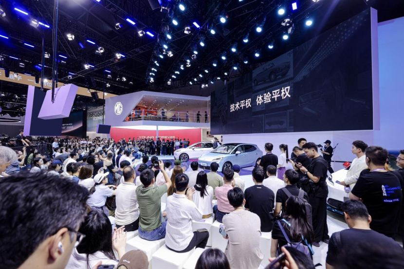 上汽乘用车新车闪耀成都车展，半固态电池与超级混动双线启航