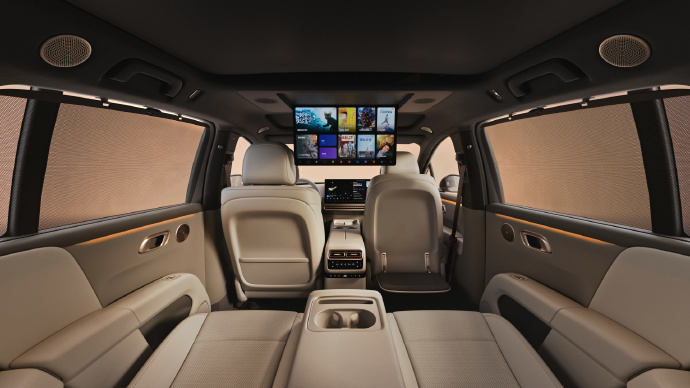 理想i6内饰首次曝光:冷暖双用冰箱、21.4英寸后舱娱乐屏