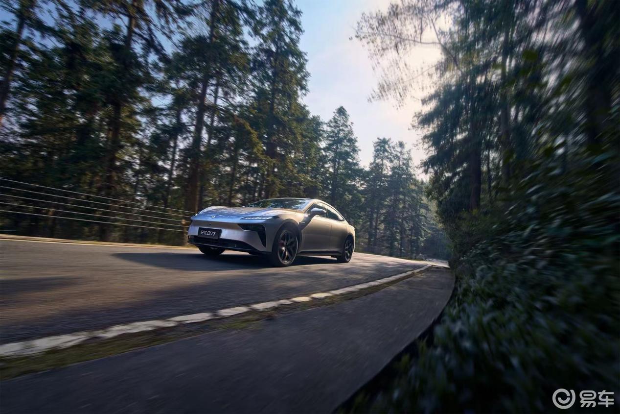 15万级热门纯电轿车大对战,懂车的年轻人都选这个爆款!