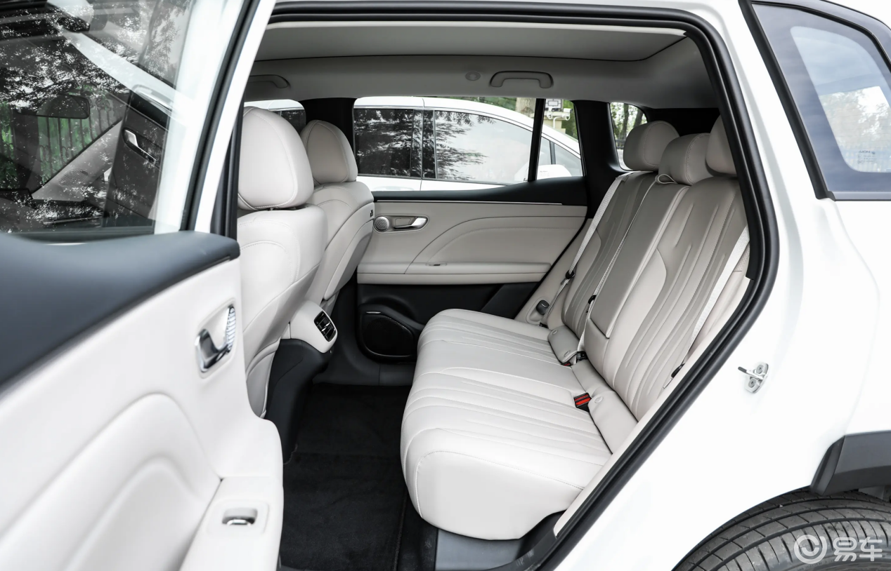 10-15万级纯电SUV对决!埃安i60总是“多一点”